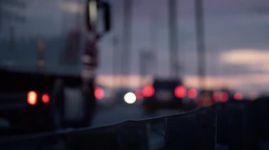 Mor gökyüzünde metalik korkuluklar var. Şehir trafik güvenliği.