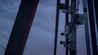 Birkaç güvenlik kamerası drone 'u vuruldu. Trafik izleme ekipmanları.