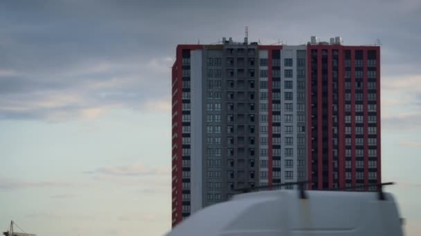 Moderne bunte mehrstöckige Gebäude am bewölkten Himmel. Stadtentwicklungskonzept. — Stockvideo