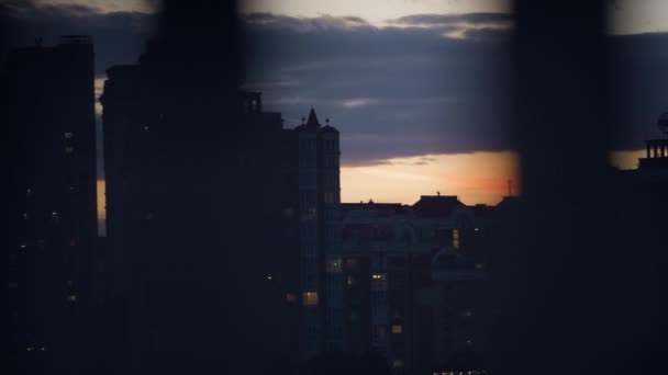 Pôr do sol blocos de apartamentos distrito drone tiro. Céu bonito com nuvens inchadas rolar — Vídeo de Stock