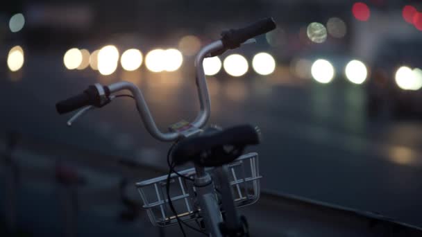Wspólny rower stojący na ulicy przy barierce. Mobilność w mieście. — Wideo stockowe