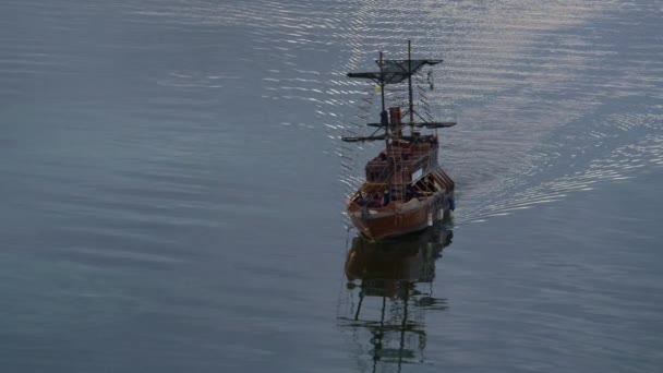 Statek płynący w bezruchu, strzał drona wodnego. Spokojny relaksujący pomysł dekoracji rzeki. — Wideo stockowe