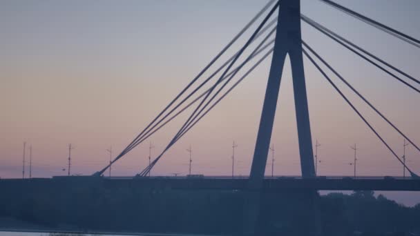 Drone schoot stadsbrug op avondlucht achtergrond. Stadsgezicht bij zonsondergang. — Stockvideo