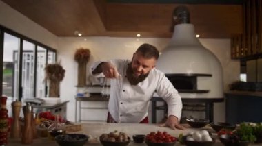 Deneyimli şef restoranda geleneksel un tarifi pişiriyor. Kafede yemek pişiren adam.