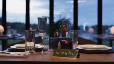 Lüks tasarım bar kafeteryasında rezerve edilmiş restoran masası boş. Akşam yemeği..