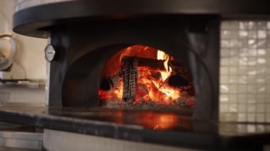 Mutfak taş fırını odun yakıyor İtalyan pizza restoranı. Pişirme kavramı.