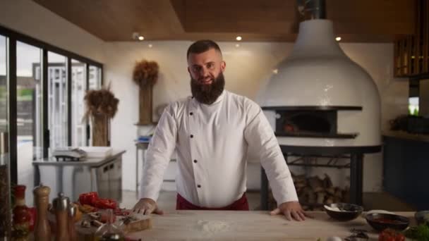Homme professionnel chef culinaire debout caméra regardant sur la cuisine du restaurant. — Video