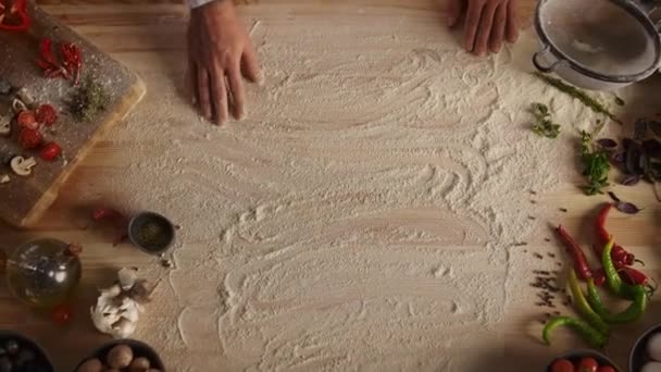 Šéfkuchař ruční příprava mouky na dřevěné řezací desce v kuchyni restaurace. — Stock video