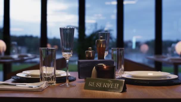 Mesa de restaurante reservada vacía en la cafetería de diseño de lujo bar. Concepto de cena. — Vídeos de Stock
