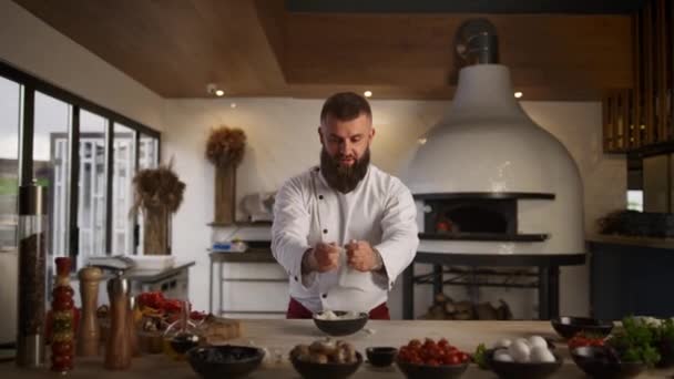 Bel cuoco che cucina panificio in cucina. Mani panettiere setacciando farina nel caffè. — Video Stock