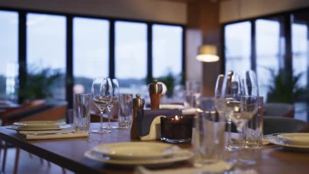 Bar restaurant vide intérieur au dîner romantique soir. No people concept. — Video