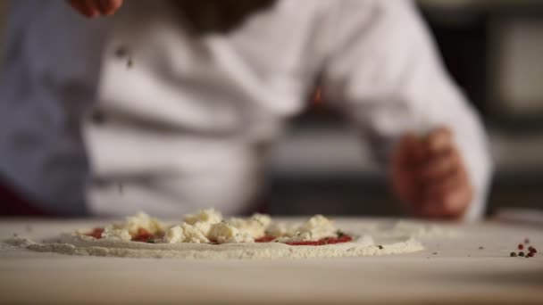 Chef cooking italian pizza in restaurant. Pastry cook preparing traditional food — Stock Video
