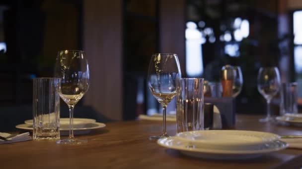 Tavolo ristorante riservato interno moderno e posate set senza persone in città — Video Stock