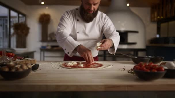 Pizza chef homme cuisine recette de dîner italien dans la cuisine. Baker a mis la mozzarella. — Video