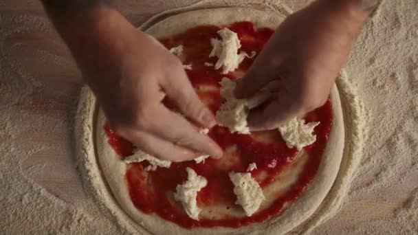 Człowiek gotować co pizza pepperoni na mąki pokładzie kuchnia stół w restauracji. — Wideo stockowe