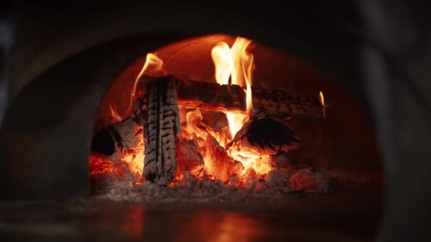 イタリアのレストランキッチンで薪焼き石オーブン。ストーブの中の熱い火. — ストック動画