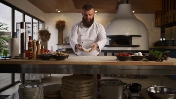 Baker homme pétrissant de la pâte dans la cuisine. Chef cuisinier pizza pain au restaurant. — Video