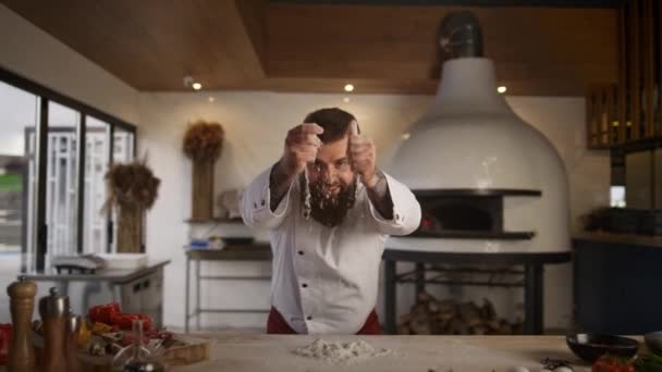 Cuoco professionista che cucina pasticceria farina pane in moderno ristorante cucina caffè. — Video Stock