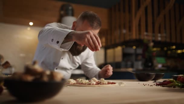 Chef profissional fazendo pizza receita de jantar em cozinha restaurante italiano fino. — Vídeo de Stock