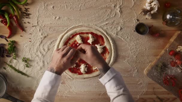 Pizza vaří jídlo na kuchyňském stole. Šéfkuchař ruce připravit recept v restauraci — Stock video