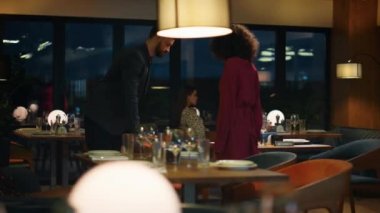 Gece restoranında buluşan melez ırk aşıkları. Seksi çift birlikte eğleniyor.