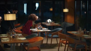 Çok ırklı bir çift romantik bir akşam yemeği için gece lokantasına gidiyor..