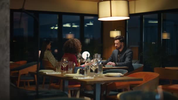 Pareja multiétnica disfrutar de la cena en la mesa de restaurante de lujo. Concepto romántico. — Vídeos de Stock