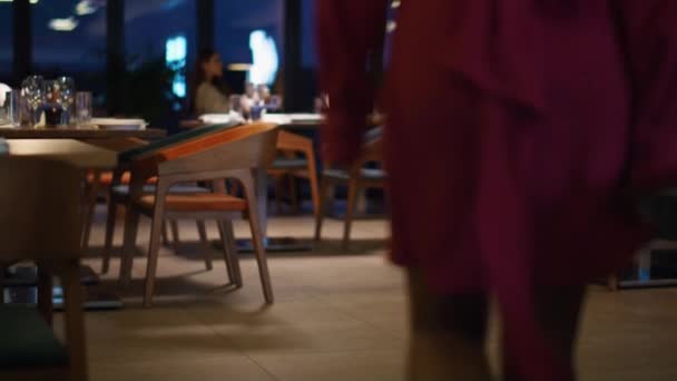 Wieloetniczna para idzie do restauracji w Wieczornym Mieście. Dwie osoby na randce.. — Wideo stockowe