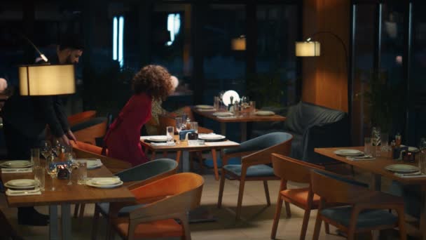 Wielorasowa para wychodzi na romantyczną kolację w nocnej kawiarni. — Wideo stockowe