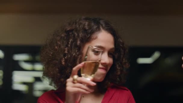 Femme afro-américaine dansant au restaurant. Flirter fille tenant verre à boire. — Video