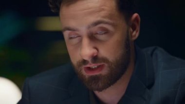 Lokantada romantik bir akşam yemeği randevusunda ciddi bir yüz ifadesi..