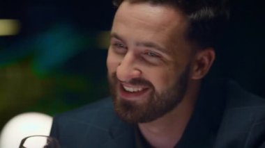Güzel bir restoranda şarap kadehi içen gülümseyen adam. İş adamı bar gecesinin tadını çıkar