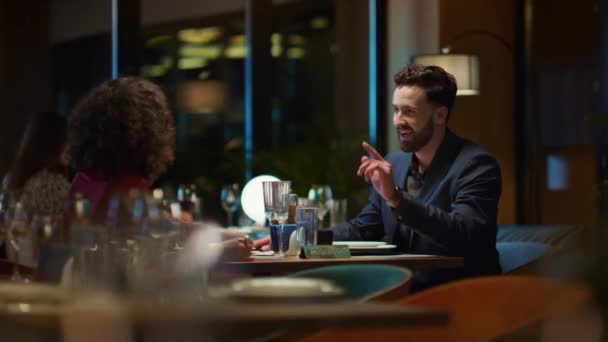 Multiethnic couple enjoying romantic dinner date in elegant night restaurant. — Stock Video