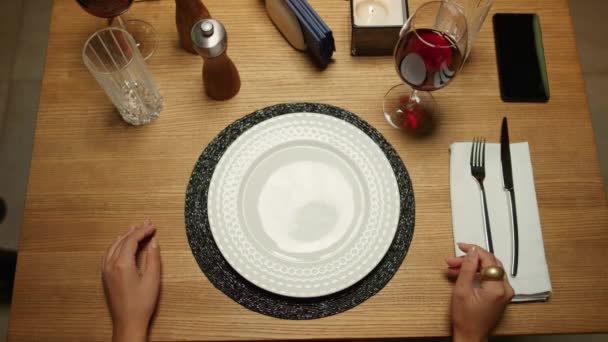 Restoran yemeği yiyen bir kadın. Garson kafedeki masaya tabak koyuyor.. — Stok video