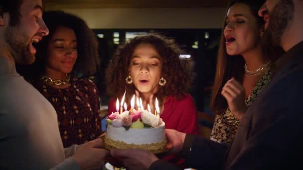 Gelukkig vrouw blazen kaarsen op verjaardag taart op vrienden feest cafe feest. — Stockvideo