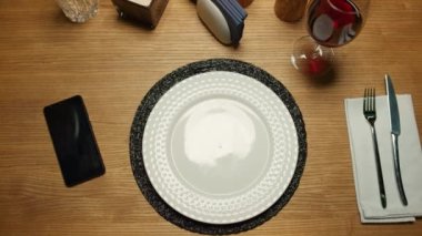 Garson restoran masasına tabak yemeği koyuyor. Lezzetli yemek kavramı.