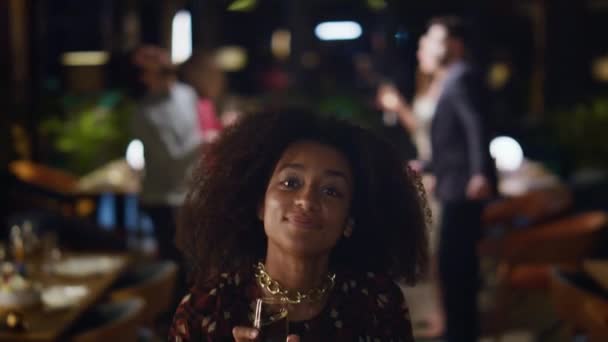 Menina afro-americana dançando na festa dos amigos. Mulher fantasia segurando copo de bebida. — Vídeo de Stock