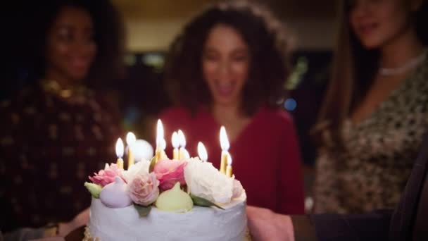 Vänner överraskande födelsedag flicka med brinnande ljus tårta på fest. — Stockvideo