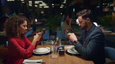 Çok ırklı ortaklar şık bir restoranda telefon araması yapıyorlar.. 