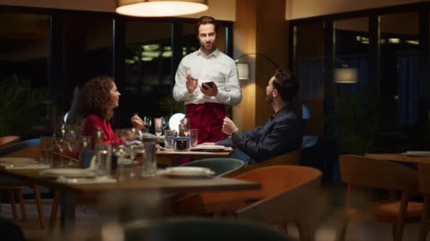 Restaurante camarero tomando orden sirviendo pareja romántica en la cena de la noche fecha. — Vídeo de stock