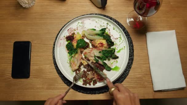 Mulher compartilhando prato de jantar com namorado no restaurante. Comer conceito de comida. — Vídeo de Stock