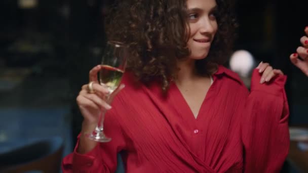 식당에서 섹시 한 여자 댄싱 파티. 친구들은 멋진 술집에서 재미를 즐기는 것을 축하 한다 — 비디오