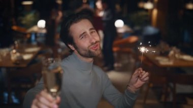 Restoran arkadaşları toplantısında yeni yılı kutlayan parti adamı şarkı söylüyor..