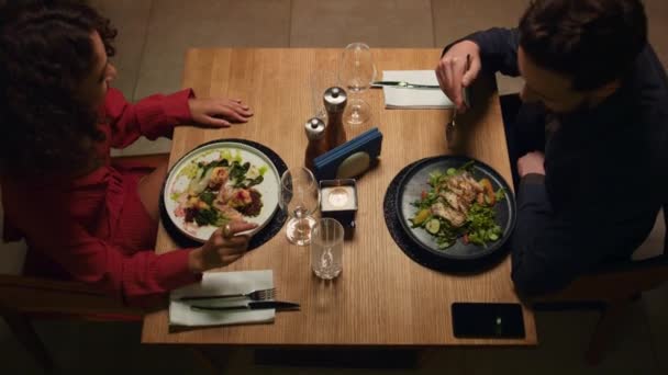 İki kişi çatı katı restoranında akşam yemeğinin tadını çıkarıyor. Çift kafede yıldönümünü kutluyor — Stok video