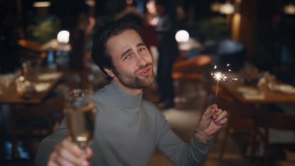 Restoran arkadaşları toplantısında yeni yılı kutlayan parti adamı şarkı söylüyor.. — Stok video