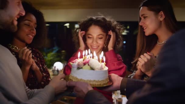 Diverse friends celebrating birthday party. Burning candles in cake surprise. — Stock Video