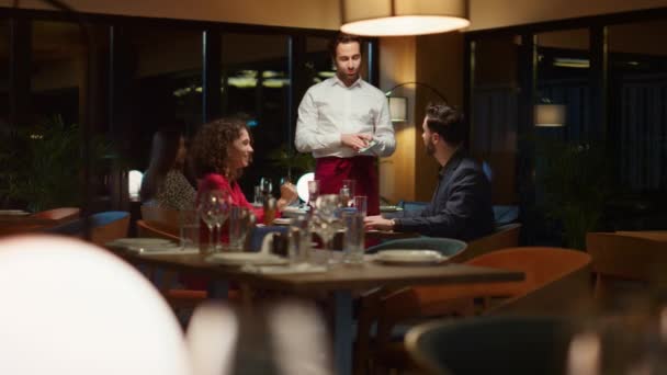 Romantik çift, akşam yemeğinde pahalı bir restoranda garson sipariş ediyor.. — Stok video
