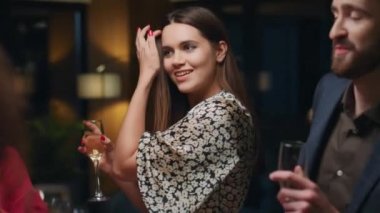 Lüks restoranda dans eden gençler. Kafede kutlama yapan bir çift..