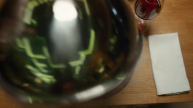 Garson restoran masasında bulaşık kapağı ve sigara servisi yapıyor. Kafede Cloche açılıyor..