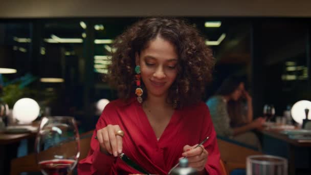 Afro-Amerikaans meisje eet smakelijk eten in prima eetgelegenheid. Restaurant concept — Stockvideo